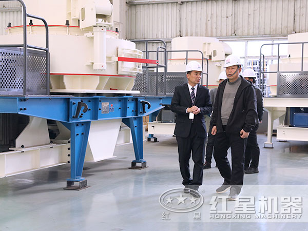 用戶參觀制砂機(jī)生產(chǎn)車(chē)間