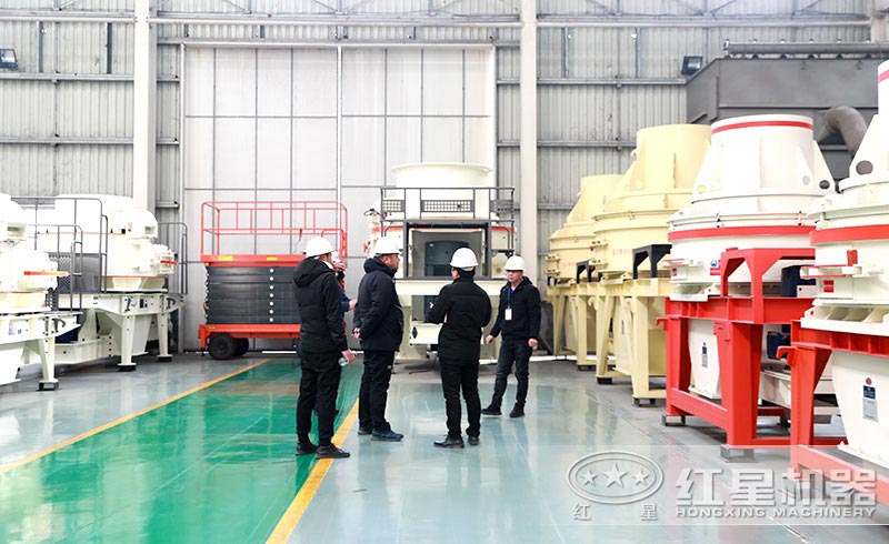 用戶來(lái)廠考察制砂機(jī)設(shè)備