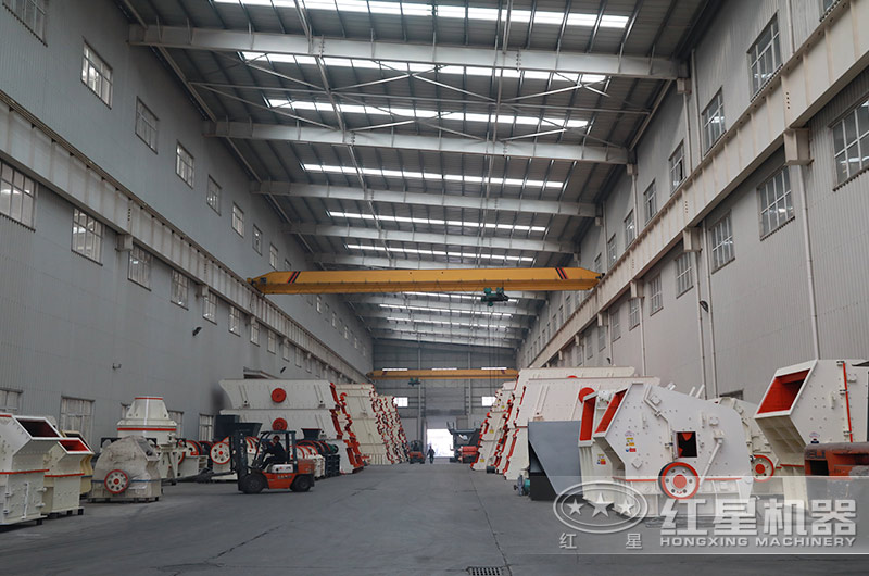 紅星大型生產(chǎn)車間，破碎機(jī)款式多樣等你來(lái)選