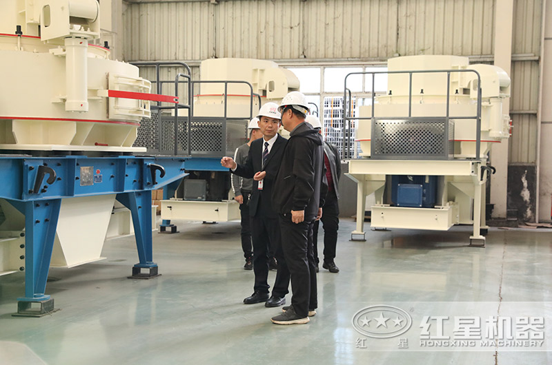 技術(shù)經(jīng)理在為來(lái)廠(chǎng)參觀的用戶(hù)詳細(xì)講解制砂設(shè)備