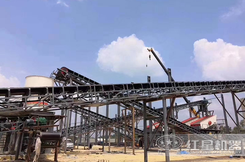 金礦破碎、篩分生產(chǎn)現(xiàn)場