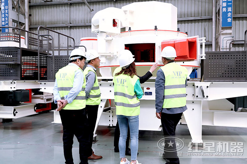 用戶到廠參觀，近距離考察制沙機(jī)設(shè)備