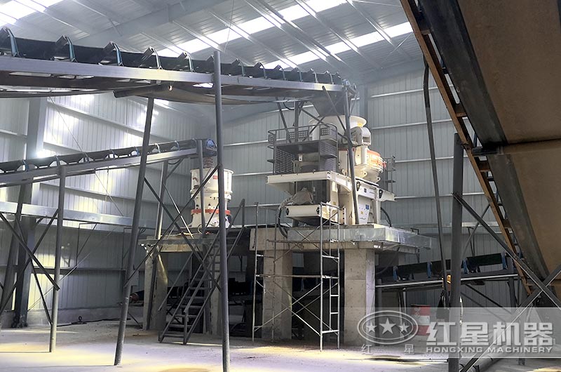 環(huán)?；◢弾r制砂生產(chǎn)線現(xiàn)場，粉碎機選用圓錐破海和沖擊破