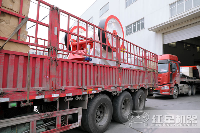 紅星顎式破碎機發(fā)貨現場 紅星顎式破碎機發(fā)貨現場