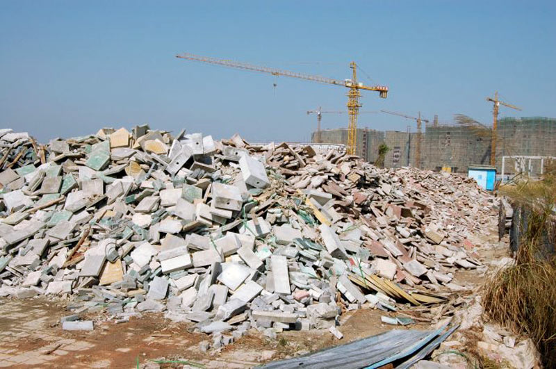 拆遷房子的廢料不要亂扔！試試用移動(dòng)破碎機(jī)資源再利用