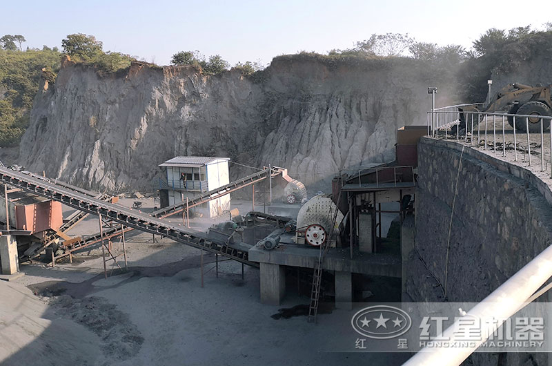 1214重錘破生產(chǎn)現(xiàn)場，破碎煤矸石