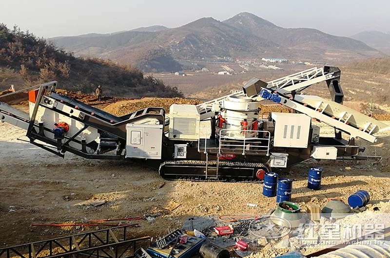 移動式圓錐破碎機現(xiàn)場實拍，整機作業(yè)，抵一條生產(chǎn)線