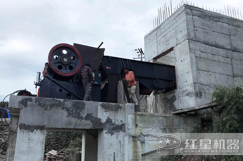 大型鱷式碎石機(jī)設(shè)備不同、型號(hào)不同、報(bào)價(jià)不同