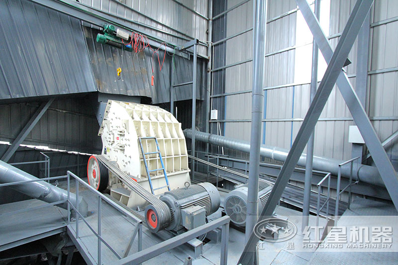 錘式破碎機(jī)安裝現(xiàn)場(chǎng)，僅需一臺(tái)設(shè)備足以