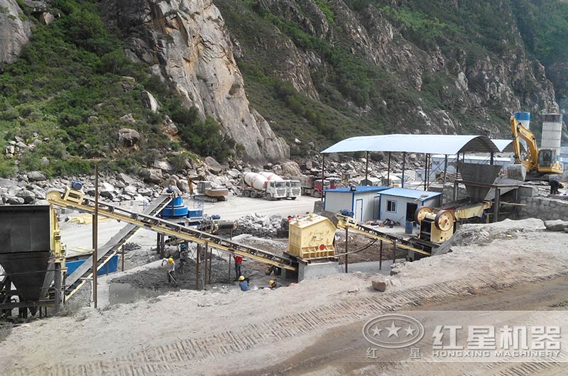 一飽眼福！四條時(shí)產(chǎn)200噸的機(jī)制砂生產(chǎn)線(xiàn)作業(yè)現(xiàn)場(chǎng)